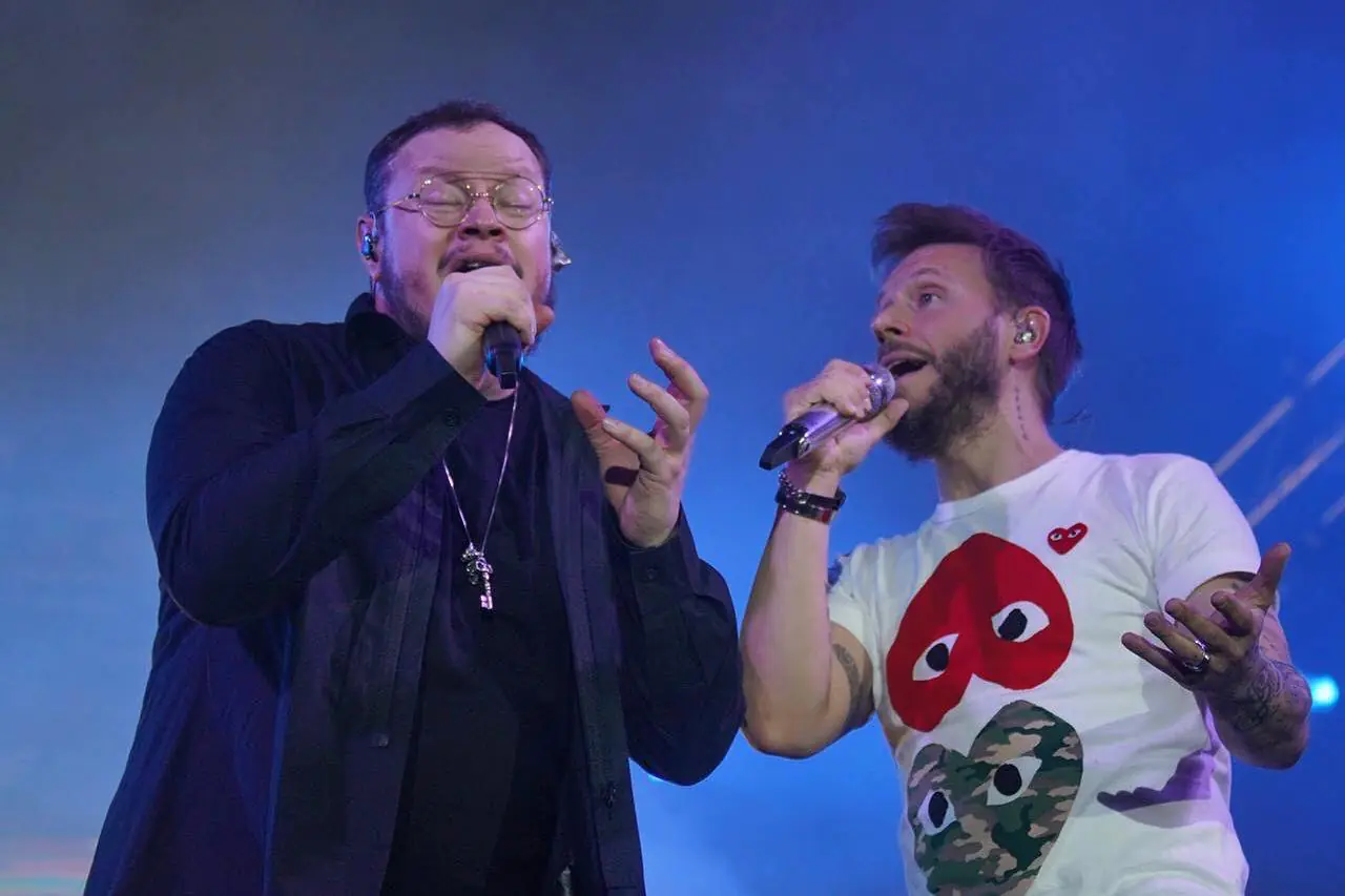 Sin Bandera live performance